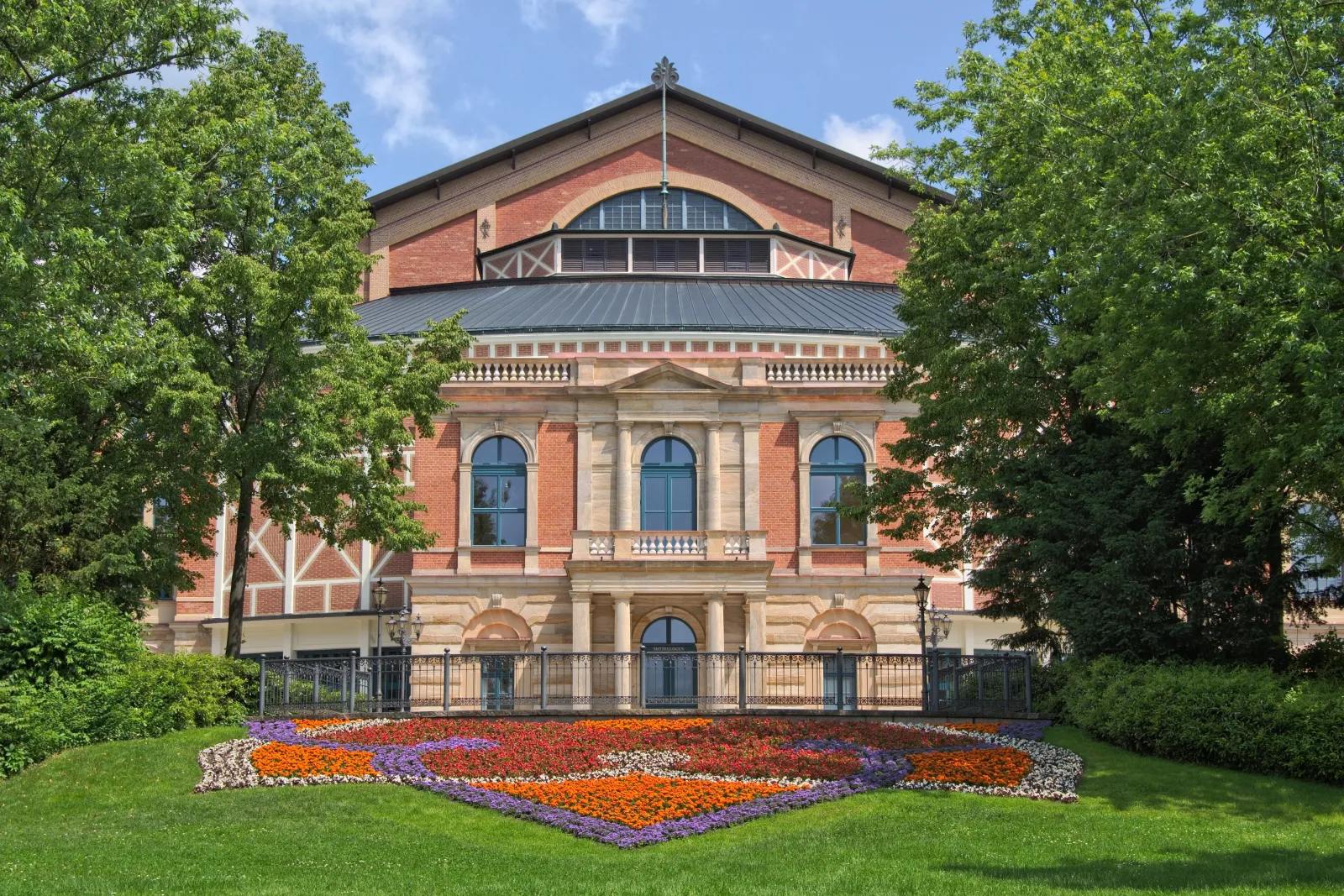 Richard-Wagner-Festspielhaus in Bayreuth mit Blumenbeet