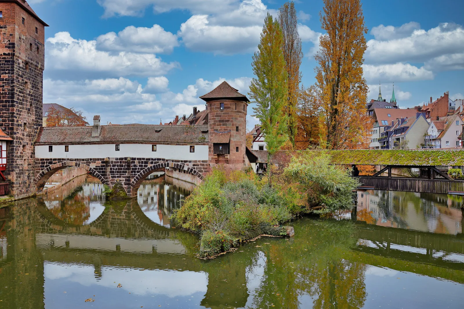Nürnberg: Henkersteg und Henkerturm an der Pegnitz im Herbst